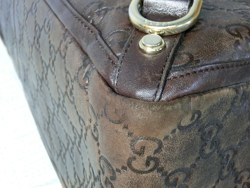 グッチのバッグの角のスレを修理